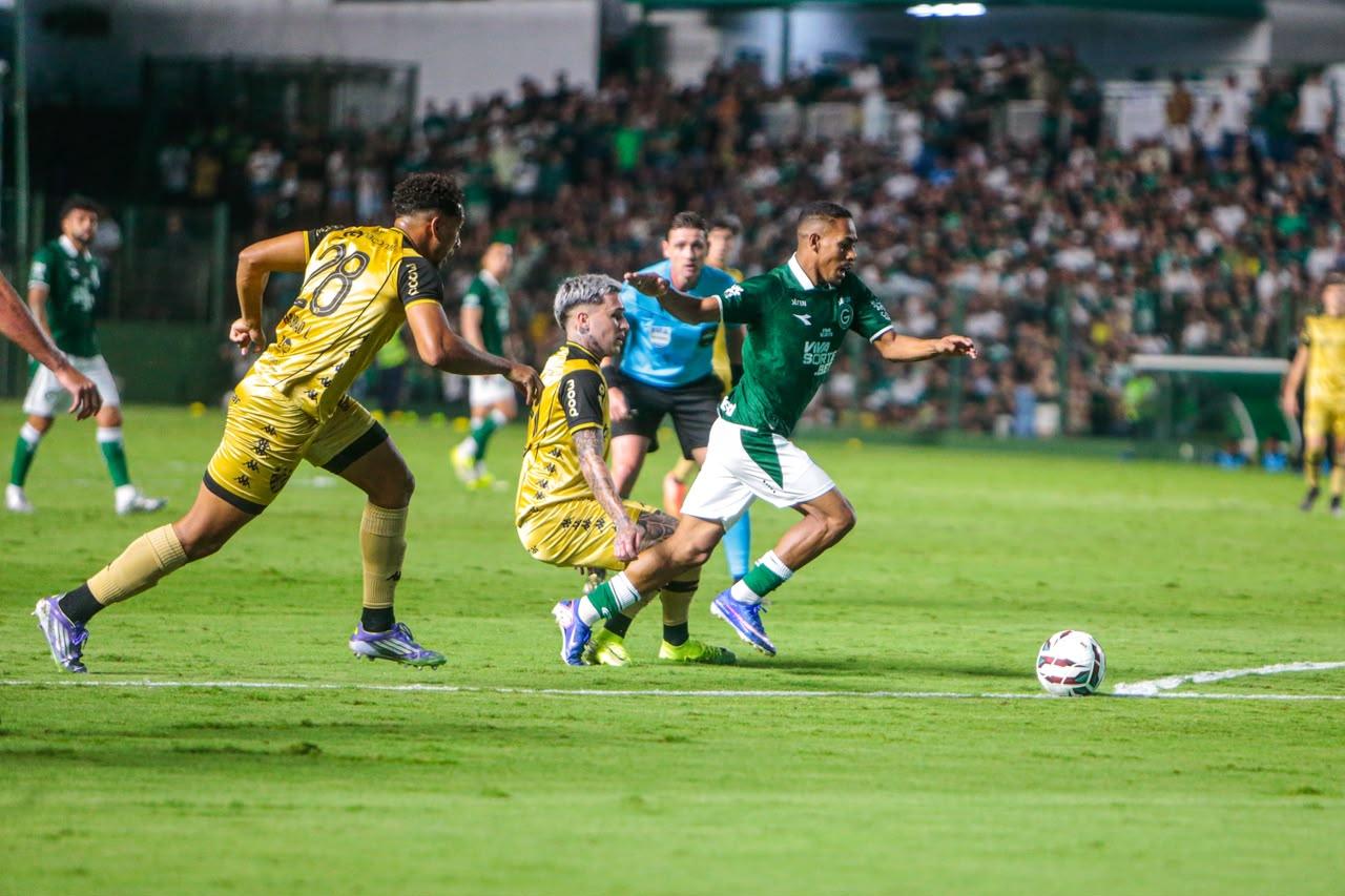 Goiás empata com o Sport em noite de futebol fraco e evita derrota nos minutos finais na Serrinha